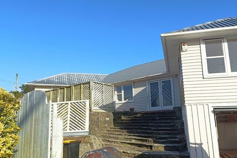 Photo of property in 35 Kenmore Street, Newlands, Wellington, 6037