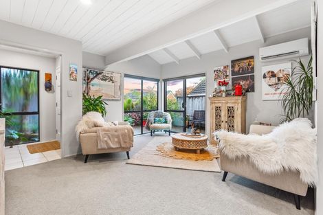 Photo of property in 1/6 Oystergrove Road, West Harbour, Auckland, 0618