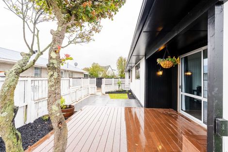 Photo of property in 8a Queenspark Drive, Parklands, Christchurch, 8083