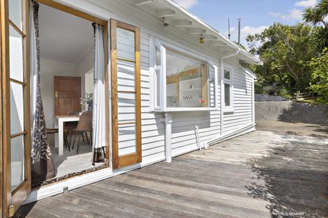 Photo of property in 16 Borlase Street, Brooklyn, Wellington, 6021