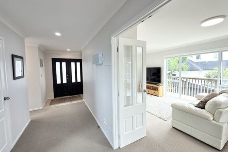 Photo of property in 42 Ravenstone Place, Chatswood, Auckland, 0626