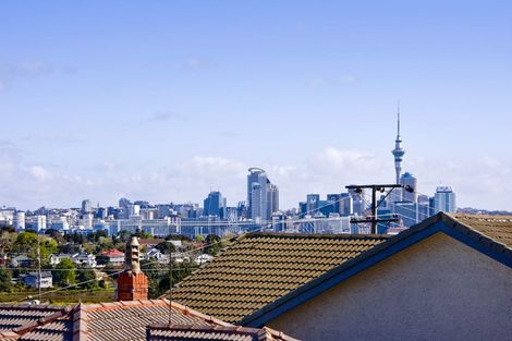 Photo of property in 2/28 Ngataringa Road, Devonport, Auckland, 0624