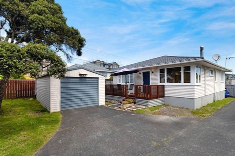 Photo of property in 129 View Road, Sunnyvale, Auckland, 0612