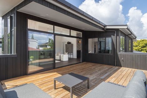 Photo of property in 337 Devonport Road, Tauranga, 3110