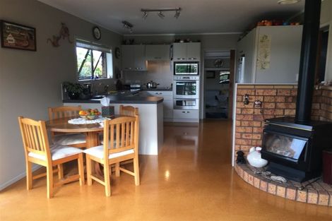 Photo of property in 679 Waitakere Road, Kumeu, 0891