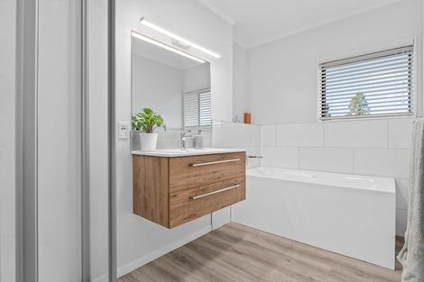 Photo of property in 2 Dallinger Street, St Andrews, Hamilton, 3200