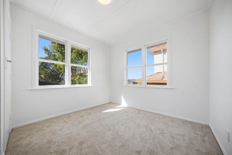 Photo of property in 194 Chivalry Road, Glenfield, Auckland, 0629