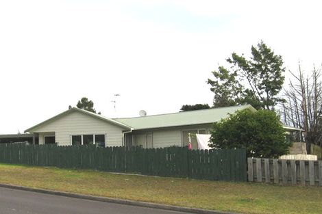 Photo of property in 3 Hueglow Rise, West Harbour, Auckland, 0618