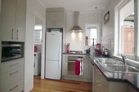 Photo of property in 1/94-96 Verran Road, Birkdale, Auckland, 0626