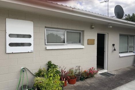 Photo of property in 1/92 Lake Road, Northcote, Auckland, 0627