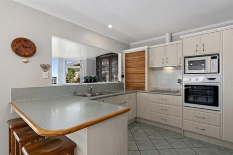 Photo of property in 2/31 Manly Esplanade, Browns Bay, Auckland, 0630