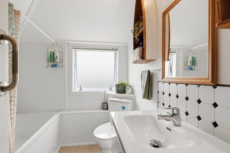 Photo of property in 116 Akaroa Drive, Maupuia, Wellington, 6022