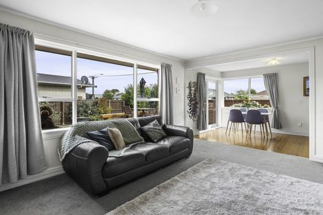 Photo of property in 82 Farquhars Road, Redwood, Christchurch, 8051