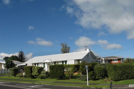 Photo of property in 1 Downsview Road, Pakuranga Heights, Auckland, 2010
