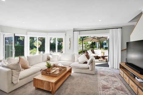 Photo of property in 18 Ridge Lane, New Plymouth, 4310