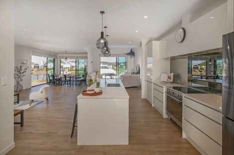 Photo of property in 35 Awatea Drive, Whitianga, 3510