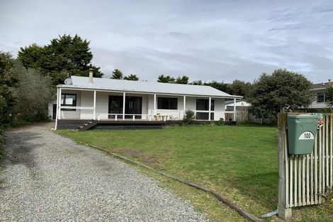 Photo of property in 100 Queens Road, Waikanae Beach, Waikanae, 5036