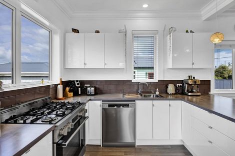 Photo of property in 18 Albion Street, Hawera, 4610