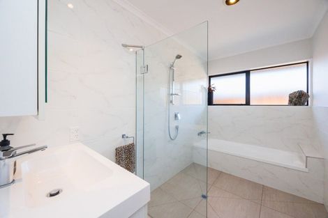 Photo of property in 2 Alpine Grove, Kelvin Grove, Palmerston North, 4414