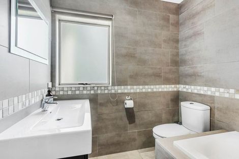 Photo of property in 121 Carlisle Road, Northcross, Auckland, 0632