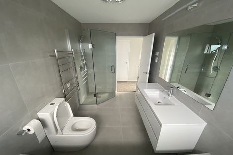 Photo of property in 32a Tupaki Place, Pakuranga Heights, Auckland, 2010