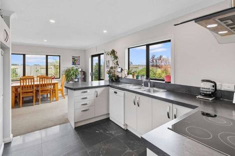 Photo of property in 28 Abby Road, Fitzherbert, Palmerston North, 4410