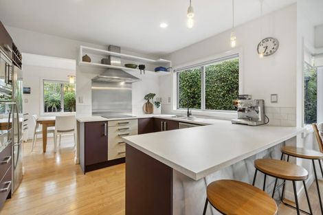 Photo of property in 2/7 Phillip Parade, Forrest Hill, Auckland, 0620