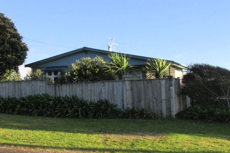 Photo of property in 28 Hemara Street, Waikanae Beach, Waikanae, 5036