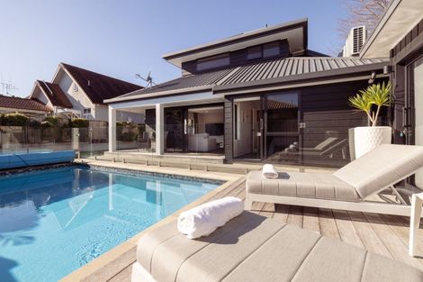 Photo of property in 253 Devonport Road, Tauranga, 3110
