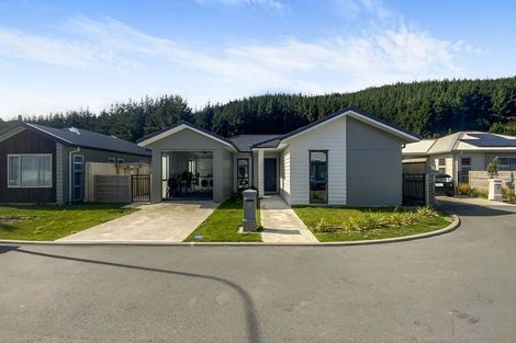 Photo of property in 5 Peter Tapp Way, Wainuiomata, Lower Hutt, 5014