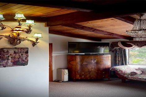 Photo of property in 556 Scenic Drive, Waiatarua, Auckland, 0612