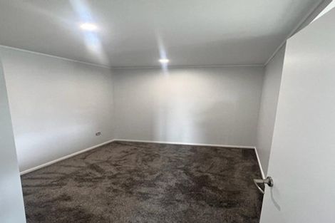 Photo of property in 26 Staincross Street, Green Bay, Auckland, 0604