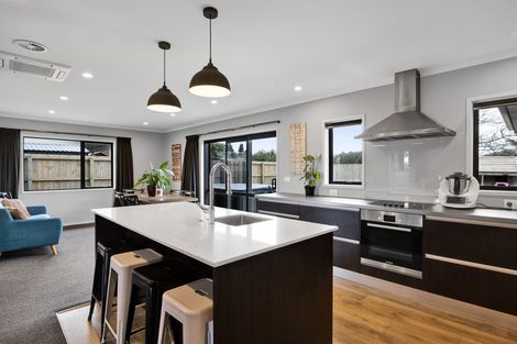 Photo of property in 6 Montague Grove, Stratford, 4332