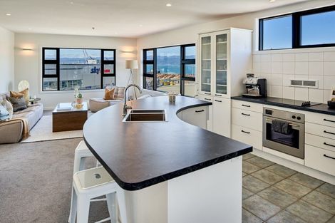 Photo of property in Endeavour Apartments, 1/125 Thorndon Quay, Pipitea, Wellington, 6011