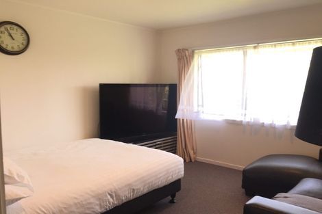 Photo of property in 28 Goldfinch Rise, Unsworth Heights, Auckland, 0632