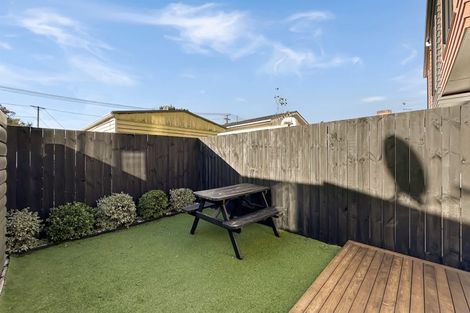Photo of property in 4/17 Rewarewa Road, Te Atatu Peninsula, Auckland, 0610