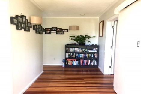 Photo of property in 49 Cotswold Crescent, Newlands, Wellington, 6037