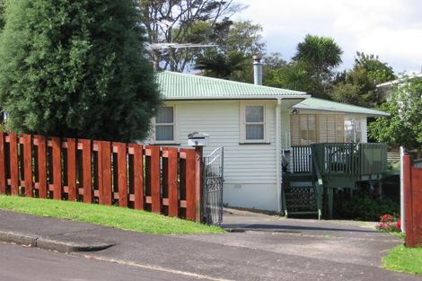 Photo of property in 9 Thuja Street, Green Bay, Auckland, 0604