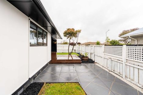 Photo of property in 8a Queenspark Drive, Parklands, Christchurch, 8083
