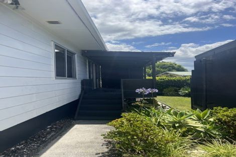 Photo of property in 9 Bishop Street, Green Bay, Auckland, 0604