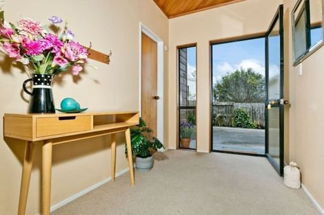 Photo of property in 2/21 Greenvalley Rise, Glenfield, Auckland, 0629
