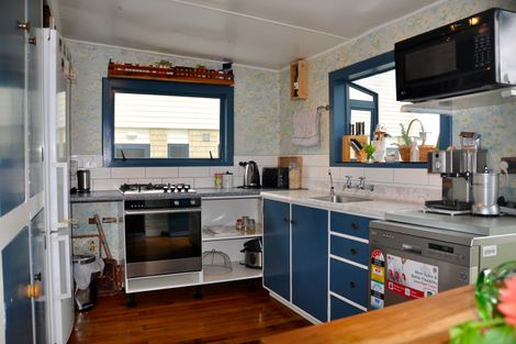 Photo of property in 15 Seaview Road, Waihi Beach, 3611