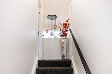 Photo of property in 37 Vaucluse Heights, Fitzherbert, Palmerston North, 4410