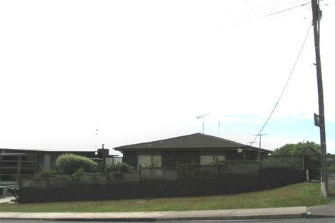 Photo of property in 2/1005 Beach Road, Torbay, Auckland, 0630