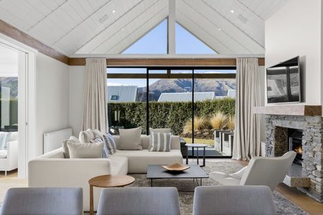 Photo of property in 2 Taramea Lane, Arrowtown, 9371