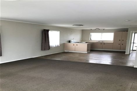 Photo of property in 4 Dungarvon Place, Clendon Park, Auckland, 2103