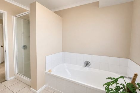 Photo of property in 28 Piper Place, Goodwood Heights, Auckland, 2105