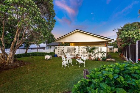 Photo of property in 2 Allington Road, Massey, Auckland, 0614