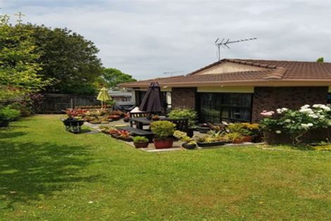 Photo of property in 2/13 Parramatta Place, Botany Downs, Auckland, 2010