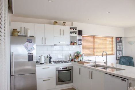 Photo of property in 13 Colin Wild Place, Glenfield, Auckland, 0629